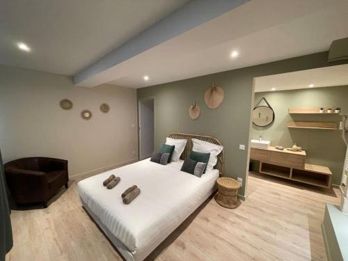 Suite Luxe . Cœur de Vinzelles . Tout équipé . Salon d'extérieur . Cosy