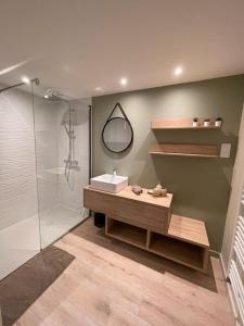 Suite Luxe . Cœur de Vinzelles . Tout équipé . Salon d'extérieur . Cosy