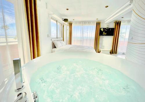 Suite LUXUEUSE vue mer