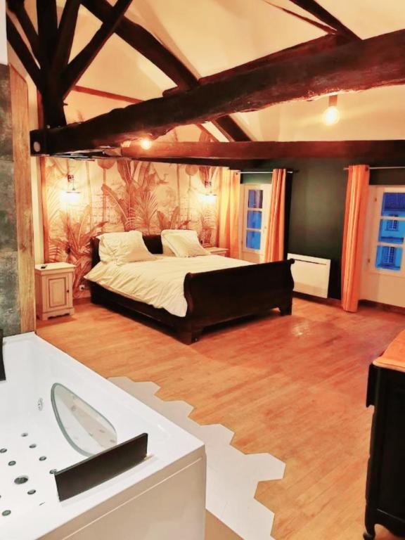 Suite Penthouse Romantique avec Jacuzzi, Confolens, Charente PENTHOUSE 2 Rue Notre Dame, 16500 Confolens