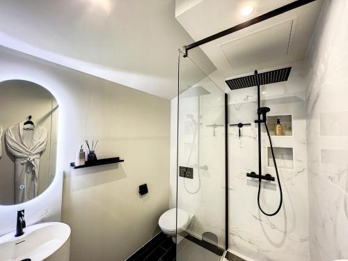 Suite Rouge baiser - Spa & Jacuzzi - Insolite à Saint Etienne