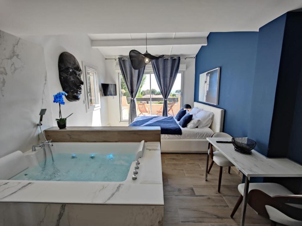 Suites JM - Les Pins Marines - Jacuzzi & Vue Mer 150 Avenue du Littoral, 83150 Bandol