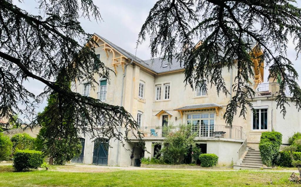 Suites Mana - Suite Bleu Pacifique - Place Ducale avec Parking privé inclus 08000 Charleville-Mézières