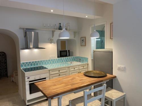 Summerhouse 2 bed quiet Old Nice balcony100m beach
