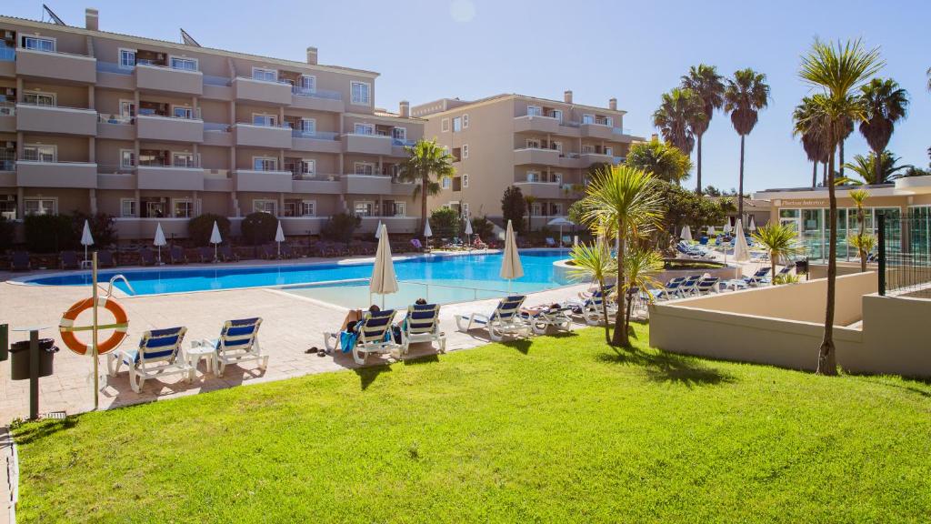 Sunny 1BDR Apartment W/ Balcony & Pool in Portimão by LovelyStay Av. Henry Cotton, Empreendimento Vitor´s Plaza Lote B R/C Apartamento 004, 8500-780 Portimão
