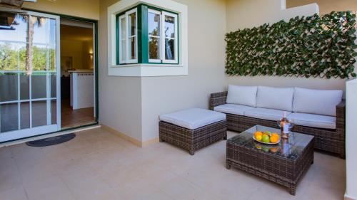 Sunny 1BDR Apartment W/ Balcony & Pool in Portimão by LovelyStay