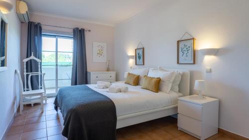 Sunny 1BDR Apartment W/ Balcony & Pool in Portimão by LovelyStay