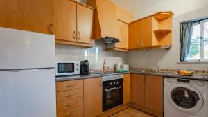 Sunny 1BDR Apartment W/ Balcony & Pool in Portimão by LovelyStay