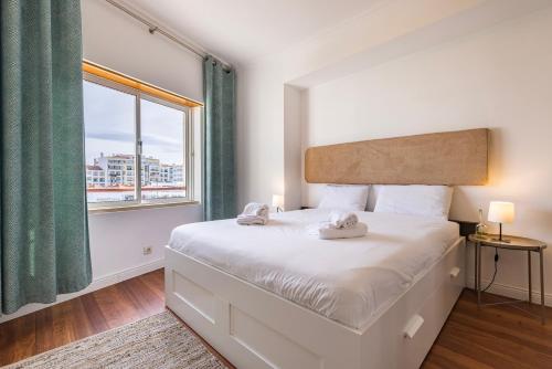 Sunny 2 BDR Apartment by LovelyStay