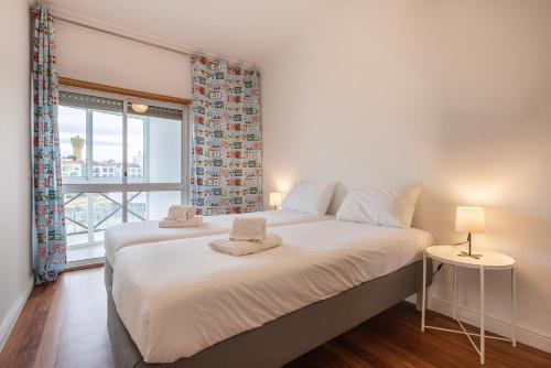 Sunny 2 BDR Apartment by LovelyStay