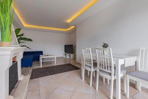 Sunny 2 BDR Apartment by LovelyStay