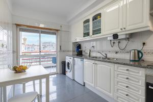 Sunny 2 BDR Apartment by LovelyStay