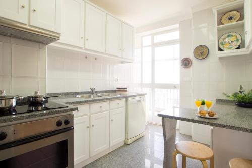 Sunny 4 Bedroom Apartment - with View