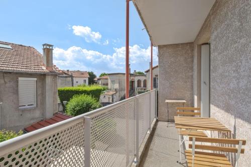 Sunny and beautiful one-bedroom with pool-view terrace in Avignon Welkeys