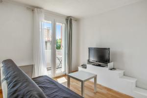 Sunny and beautiful one-bedroom with pool-view terrace in Avignon Welkeys
