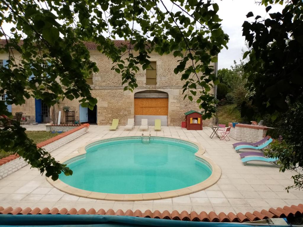 Sunny and calm 2 bed apartment place du Pin