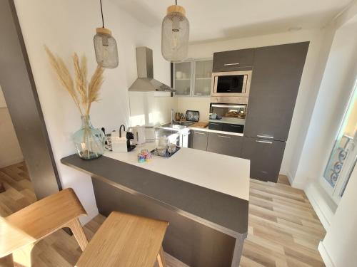 Sunny and calm 2 bed apartment place du Pin