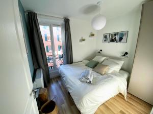 Sunny and calm 2 bed apartment place du Pin