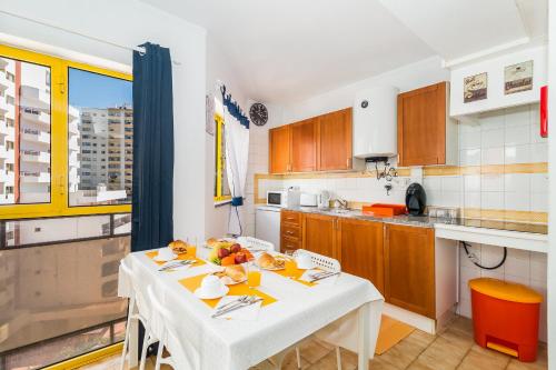 Sunny Apartment W/ Pool in Portimão by LovelyStay