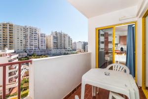Sunny Apartment W/ Pool in Portimão by LovelyStay