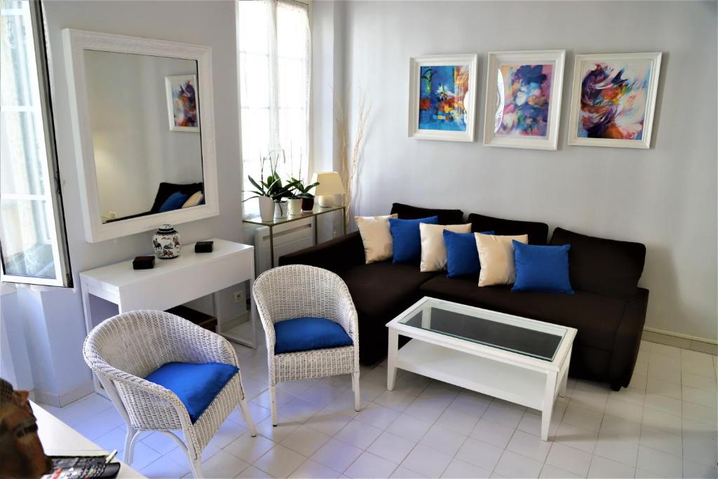 Sunny Apartment with Patio, By TimeCooler
