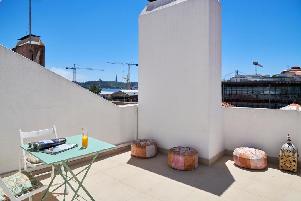 Sunny Apartment with Terrace.River view! 3 Escadinhas da Praia, 1200-109 Lisbonne