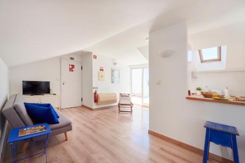 Sunny Apartment with Terrace.River view!