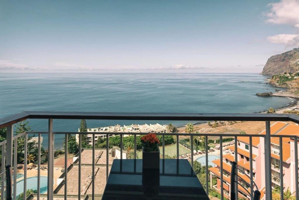 Sunny Bayhill with swimming pool Est Monumental, 273, Ed Caracas, 11ºC, 9000-250 Funchal