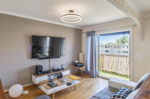 Sunny flat with large balcony and parking close to Toulon center - Welkeys