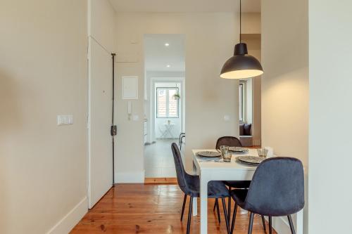 Sunny House - Bright 2 bedroom apartment w/ office