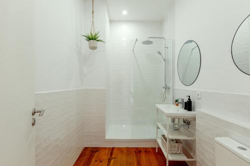 Sunny House - Bright 2 bedroom apartment w/ office