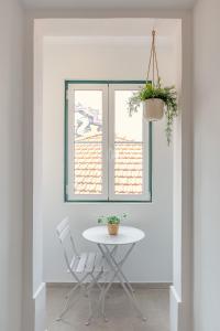 Sunny House - Bright 2 bedroom apartment w/ office