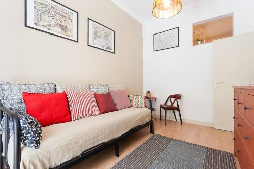 Sunny orange garden apartment in central Lisbon
