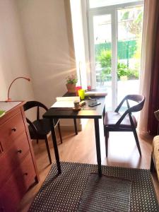 Sunny orange garden apartment in central Lisbon