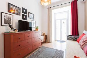 Sunny orange garden apartment in central Lisbon