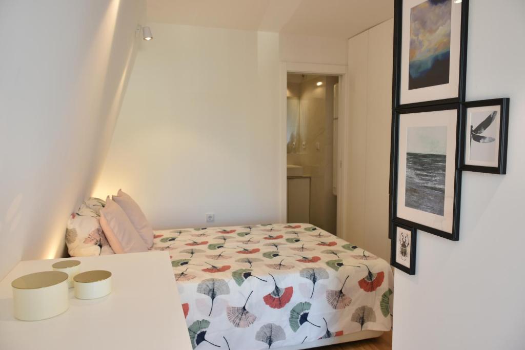 Sunny Penthouse whith balcony 9min walk main station 274 Rua dos Mártires da Liberdade fração G, 4050-359 Porto