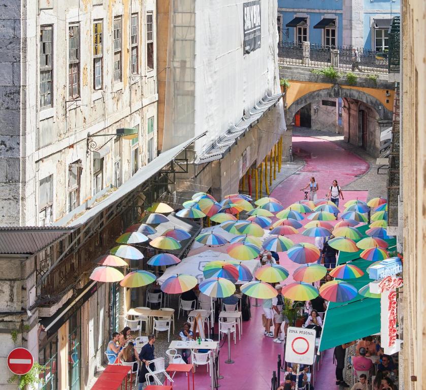 Sunny Pink Street Historical Apt, By TimeCooler 77 Rua Nova do Carvalho, 1200-372 Lisbonne