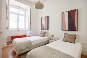 Sunny Pink Street Historical Apt, By TimeCooler