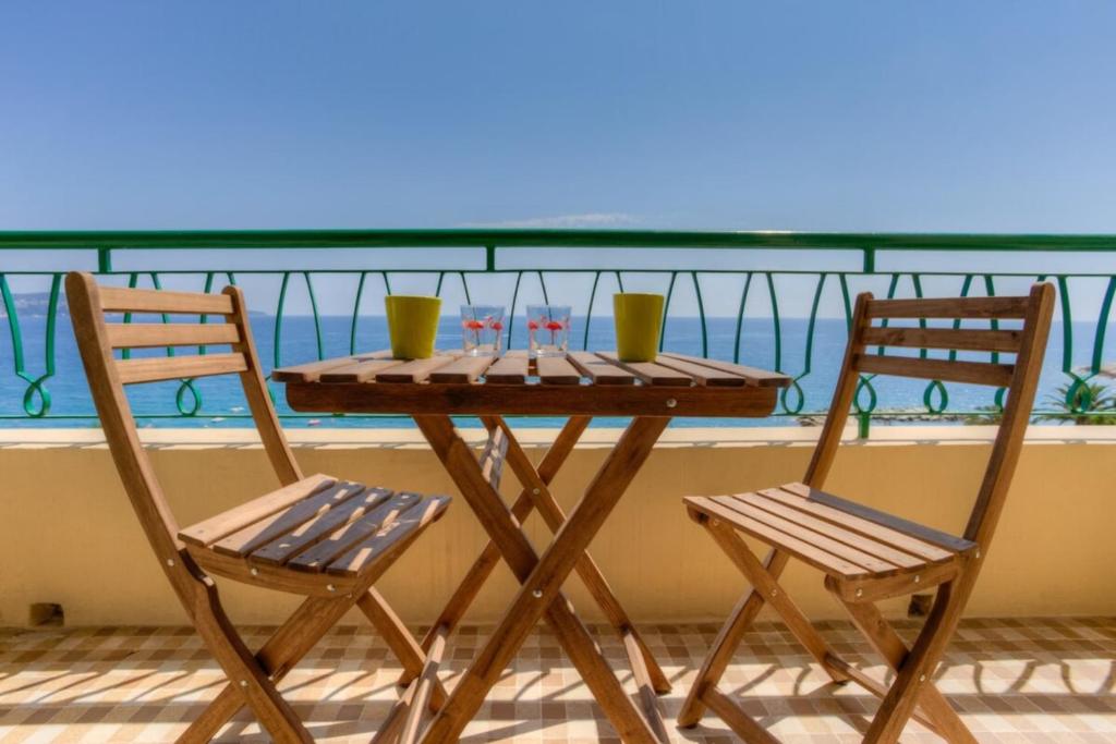 Sunny Private Apartment With Sea View Near The Beach 305 Promenade des Anglais, 06200 Nice