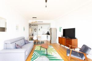 Sunny Private Apartment With Sea View Near The Beach