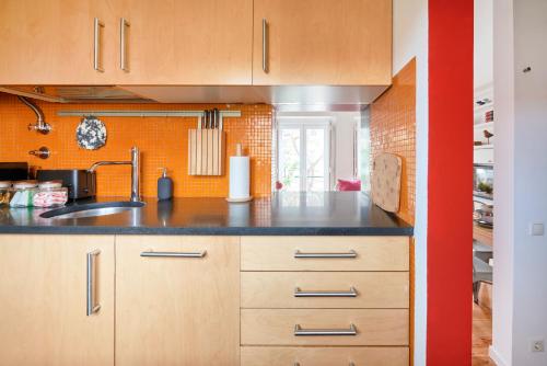 Sunny Renovated Apt With AC, By TimeCooler