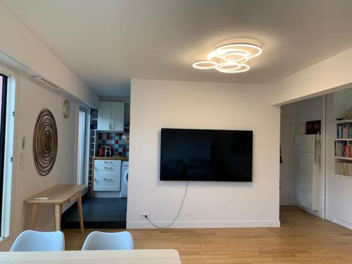 Sunny Rooftop with 2 bedrooms in Chinatown