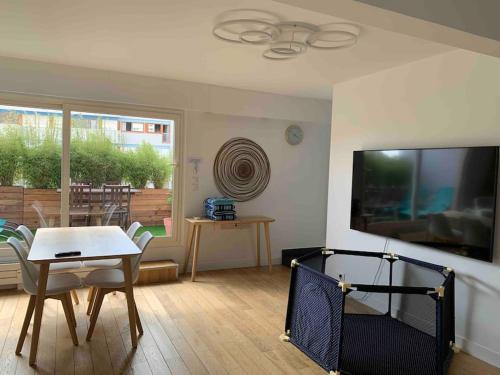 Sunny Rooftop with 2 bedrooms in Chinatown