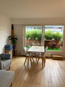 Sunny Rooftop with 2 bedrooms in Chinatown