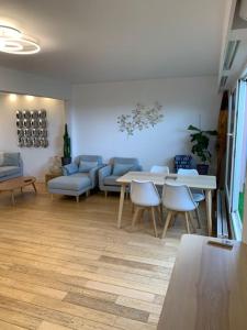 Sunny Rooftop with 2 bedrooms in Chinatown
