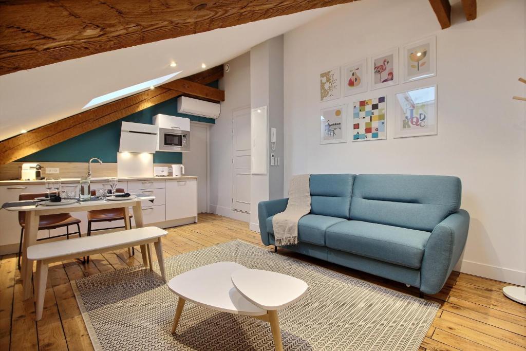 Sunny studio with balcony and AC near the Sea