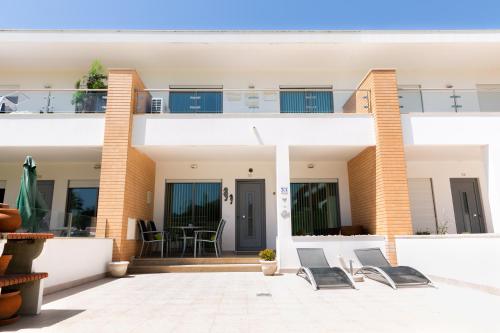 Sunny villa facing the swimming pool