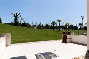 Sunny villa facing the swimming pool