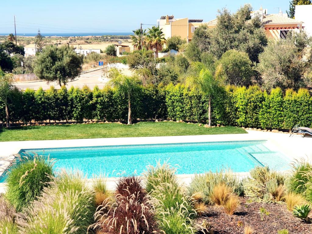 Sunny villa with pool and sea view Rua do Barrocal, Condomínio 7 Vila F, 8365-211 Pêra