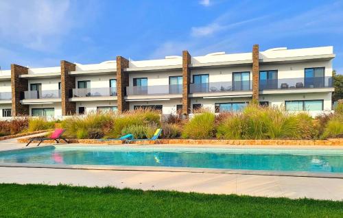 Sunny villa with pool and sea view